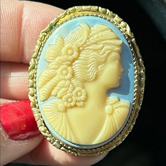 Vintage Blue and Cream Cameo Brooch Pendant - Picture 1 of 4